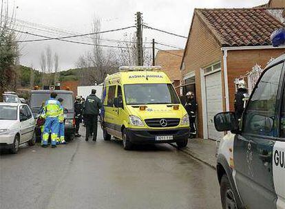 Una ambulancia junto a la vivienda de la localidad madrileña en la que ha fallecido un matrimonio.