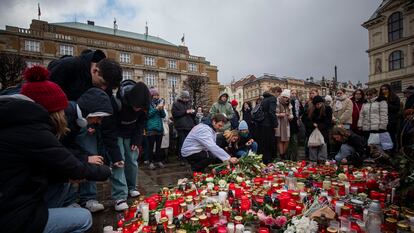 Homenaje a las víctimas frente a la Facultad de Filosofía.