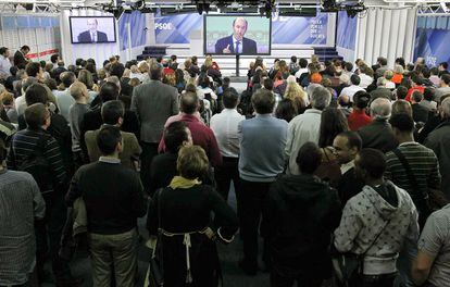 Miembros del PSOE siguen el debate desde varias pantallas instaladas en la sede de Ferraz para seguir el evento.
