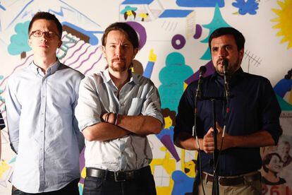 Iñigo Errejón, Pablo Iglesias y alberto Garzón en la pegada de carteles.