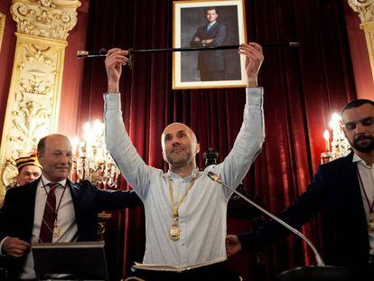 El nuevo alcalde de Ourense, con el bastón de mando.