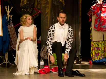 Los actores Anna Moliner y Joan Negrié, en una escena de la obra 'You say tomato', en el Teatre Condal (Barcelona).
