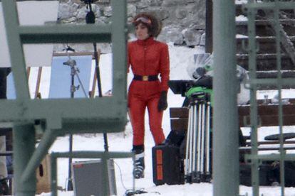 Y aquí en la nieve, con un mono de esquí rojo que, probablemente, será inspiración en las compras del próximo invierno.