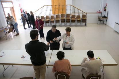 Varios vecinos de Valdepiélagos votan en el centro cultural, este sábado.