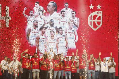 Los jugadores de la selección española celebran el oro cosechado tras vencer a la selección de Francia en la final del Eurobasket 2022, durante un acto en el Wizink Center de Madrid, este lunes.