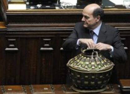 El secretario general del Partido Demócrata, Pier Luigi Bersani, deposita su voto durante la votación para elegir al presidente de Italia