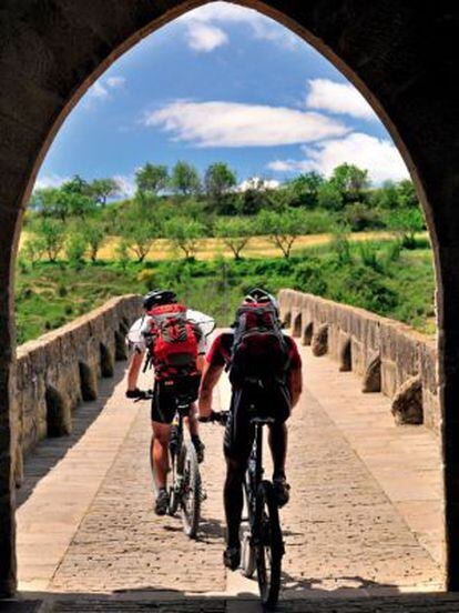 Dos ciclistas en Puente la Reina (Navarra).