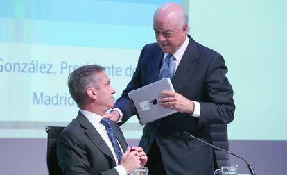 Francisco Gonzalez, presidente del BBVA (de pie), y &Aacute;ngel Cano, consejero delegado. 