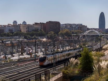Un tren de Cercanías, en octubre de 2020, en Barcelona.