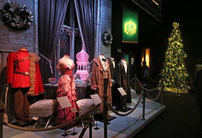 La exposición española tiene temática navideña, por lo que no pueden faltar en los pasillos de Hogwarts los adornos de esta época festiva.