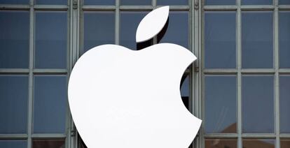Logo de Apple en una de las tiendas de la compañía.