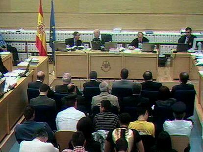 Los peritos de los Tedax, en las dos primeras filas, durante la sesión del juicio en la que fueron interrogados.