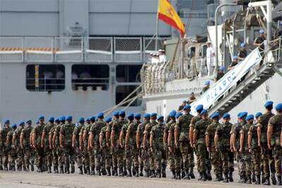 Efectivos del primer contingente militar español enviado a Líbano embarcan en la base naval de Rota.