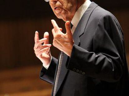 Pierre Boulez ensaya en 2011 con el Ensemble Intercontemporain, en el Royal Festival Hall en Londres.