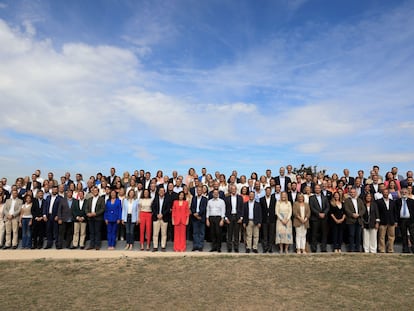 Foto de familia de la presidenta de la Comunidad de Madrid, Isabel Díaz Ayuso, durante la presentación de las candidaturas del PP a la Asamblea de Madrid y al Ayuntamiento para las elecciones del 28 mayo, este jueves en Madrid.