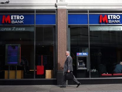 Un hombre pasea frente a una de las sucursales londinenses de Metro Bank.