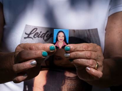 La madre de Leidy Martínez sostiene su fotografía, este jueves en Medellín (Colombia).