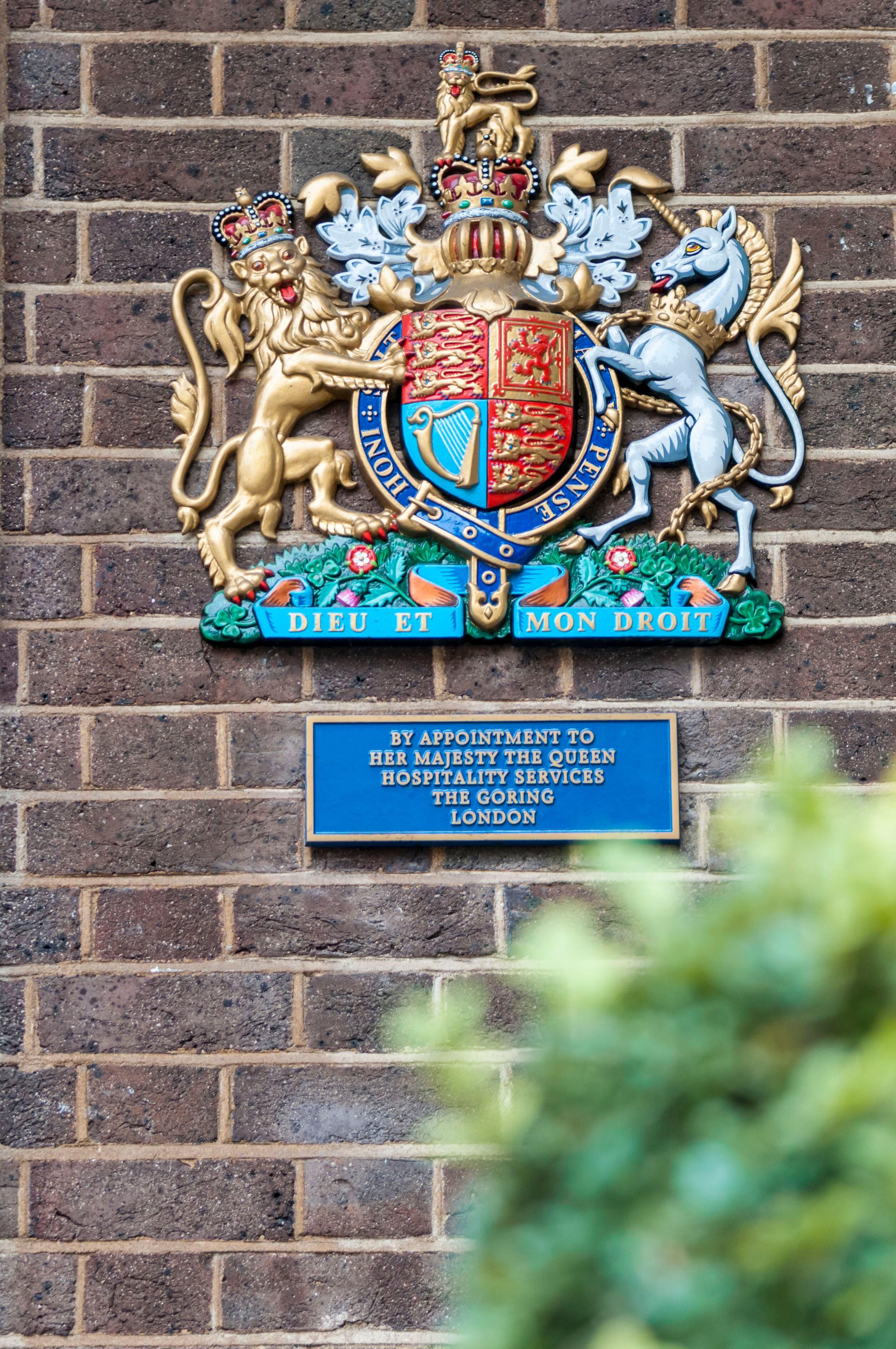 La placa en nombre de la reina Isabel que distingue al hotel por sus servicios de hospitalidad.