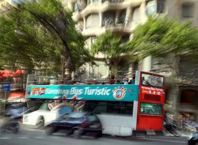 Un autobús turístico, ayer por la tarde frente a La Pedrera.