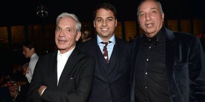 Simon Reuben, a la izquierda, y David Reuben, junto con el hijo de este último, posando en una imagen de 2013.