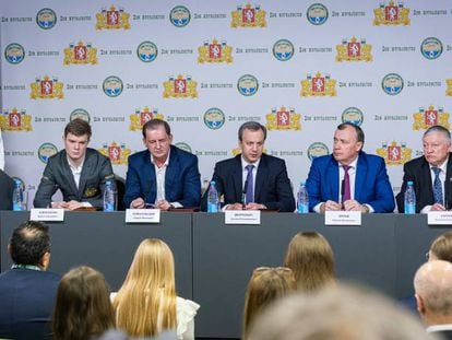 Presentación del Torneo de Candidatos. Aleseyenko (uno de los participantes, primero por la izquierda), Dvorkóvich (presidente de la FIDE, tercero) y Kárpov (excampeón del mundo, penúltimo) junto a autoridades de Yekaterimburgo.