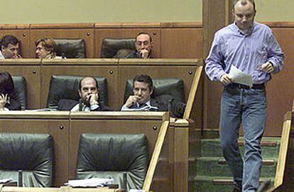 El parlamentario de Batasuna Jon Salaberria, al dirigirse ayer a la tribuna de la Cámara vasca.