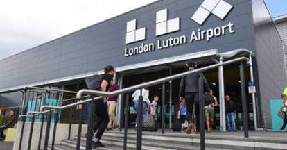 Acceso a la terminal del aeropuero londinense de Luton.
