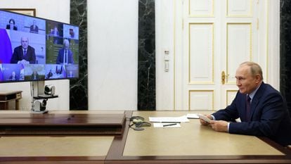 Vladímir Putin mantenía el lunes una reunión telemática en Moscú.