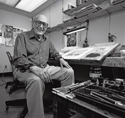 Will Eisner en su estudio, en una imagen sin fechar.