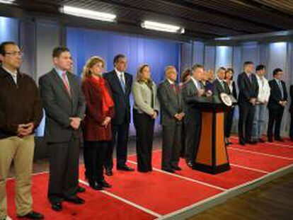 Fotografía cedida por la Presidencia de Colombia que muestra al presidente de Colombia, Juan Manuel Santos (c), mientras anuncia cinco cambios en su gabinete ministerial, entre ellos los de Interior y Agricultura, que forman parte de la comisión que negocia con los campesinos en huelga desde hace 18 días, en la Casa de Nariño, en Bogotá (Colombia). EFE/Archivo