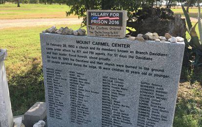 "Los Clinton ordenaron al Delta Force matar a Koresh y sus seguidores", dice este cartel colocado encima de una lápida que recuerda a los fallecidos en el asedio de Waco.
