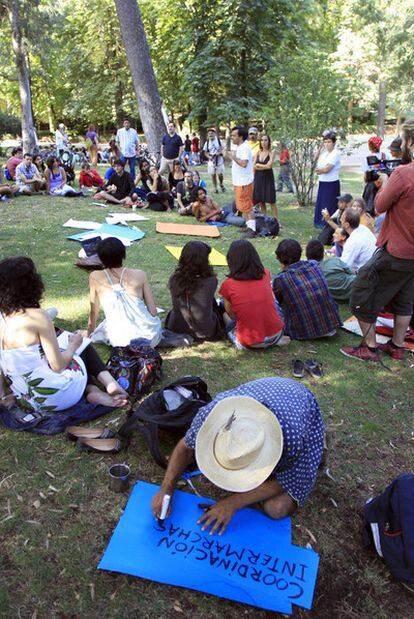 Un grupo de los indignados que participaron ayer en el encuentro del Retiro.