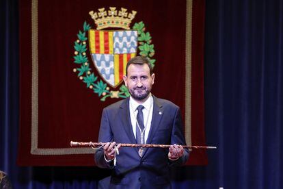 Rubén Guijarro (PSC) sostiene la vara que simboliza su elección por la asamblea municipal, este lunes, como nuevo alcalde de Badalona.