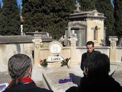 El poeta Alejandro Sanz lee ante la tumba de Larra el poema que leyera José Zorrilla. Ayer se cumplieron 172 años de la muerte de Fígaro.