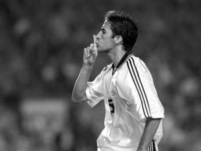 Raúl calla al Camp Nou tras marcar el gol del 2-2, el 13 de octubre de 1999.