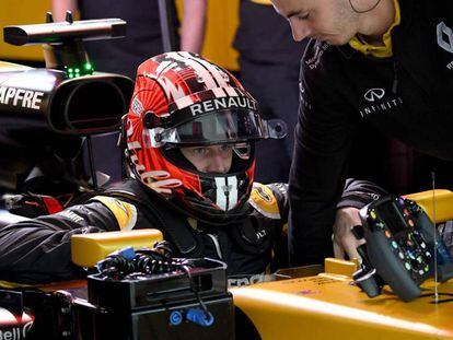 El piloto de Renault Nico Hulkenberg se prepara para un entrenamiento en Suzuka.