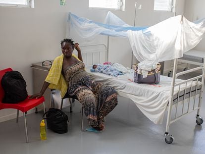 Una mujer con su hijo recién nacido en un hospital de Port-à-Piment, Haití, en febrero de este año.