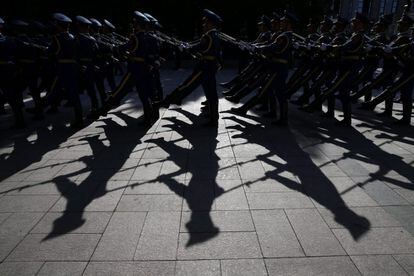 Soldados del Ejército chino de Liberación Popular marchan durante la ceremonia de bienvenida por el presidente indio, Pranab Mukherjee, en el Gran Palacio del Pueblo en Pekín, China.