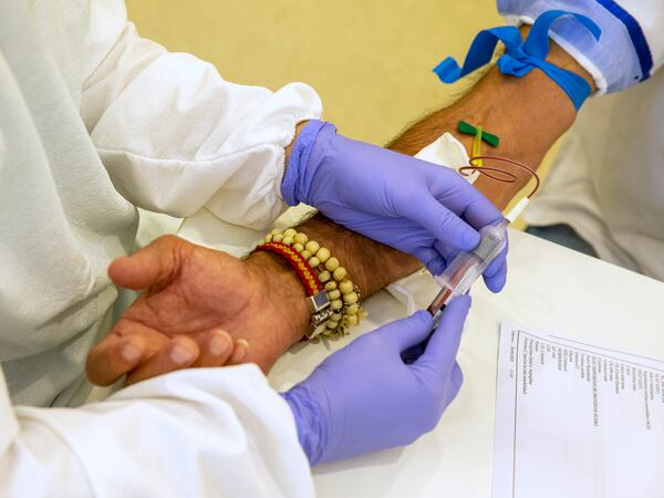 La enfermera Silvia González extrae sangre a Pedrosa.