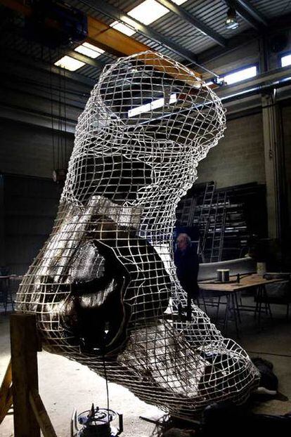 Trabajos para realizar la escultura del <i>calcetín</i> de Tàpies en el taller de Pere Casanovas.