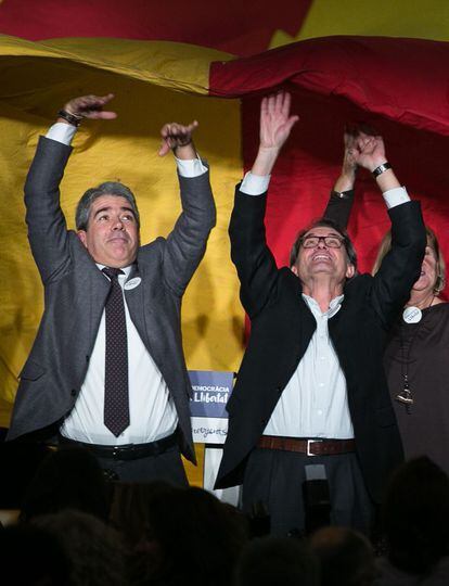 El candidato Francesc Homs (i) junto al presidente catalán en funciones, Artur Mas (d) aguantan una gran bandera catalana, en el mitin de final de campaña de  Democracia i Llibertat, celebrado en Barcelona