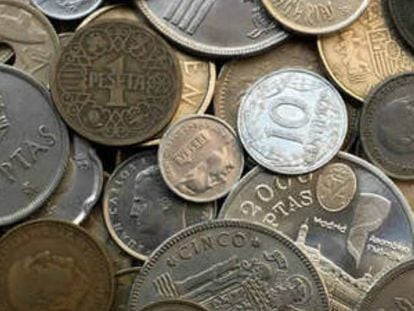Pesetas en monedas de distinto valor.