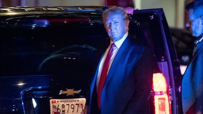 El expresidente Donald Trump, ayer, a su llegada la torre Trump tras el registro que llevó a cabo el FBI en su mansión de Mar-a-Lago.