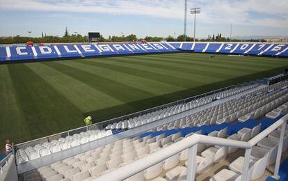 Vista general del Estadio de Butarque, en Leganés. Los fondos con butacas blancas marcan los años más importantes de la historia del club: 2016, el año del ascenso y 1928, el año de su nacimiento.