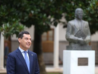 El presidente de la Junta, Juan Manuel Moreno, durante el acto institucional del Parlamento andaluz en conmemoración del nacimiento de Blas Infante, el 5 de julio de 2022.
