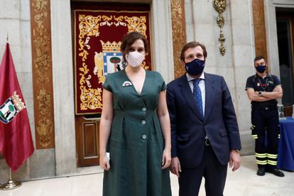 La presidenta de la Comunidad de Madrid, Isabel Díaz Ayuso, y el alcalde de la capital, José Luis Martínez-Almeida, durante los actos conmemorativos de la festividad de la Virgen de la Paloma.