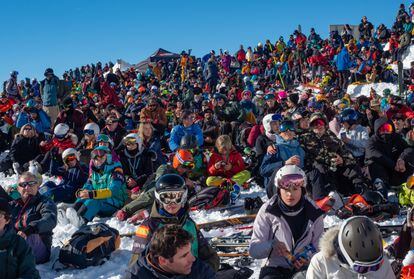 Aficionados que siguen el Freeride World Tour en la estación de esquí Baqueira Beret.