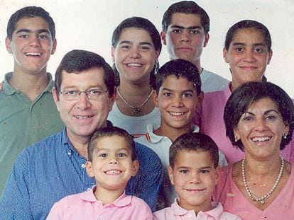 Luis Sánchez y Mayca Méndez con sus siete hijos, en una imagen  familiar.