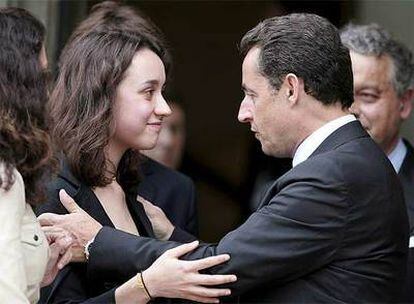 El presidente francés, Nicolás Sarkozy saluda a Melanie, hija de Ingrid Betancourt, durante su encuentro en el Palacio del Elíseo