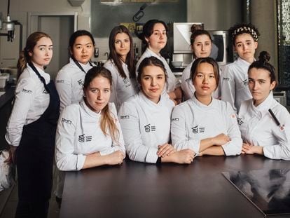 Un grupo de alumnas del Basque Culinary Center, en San Sebastián, fotografiadas durante una clase práctica.